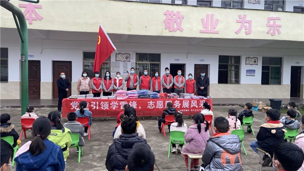 市城投集團(tuán)開(kāi)展“黨建引領(lǐng)學(xué)雷鋒，志愿服務(wù)展風(fēng)采”送溫暖活動(dòng)